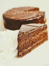Sacher dort