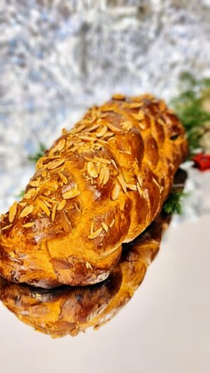 Vánočka s mandlemi